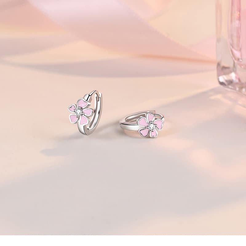 Aretes de flor de cerezo con acabado epoxídico