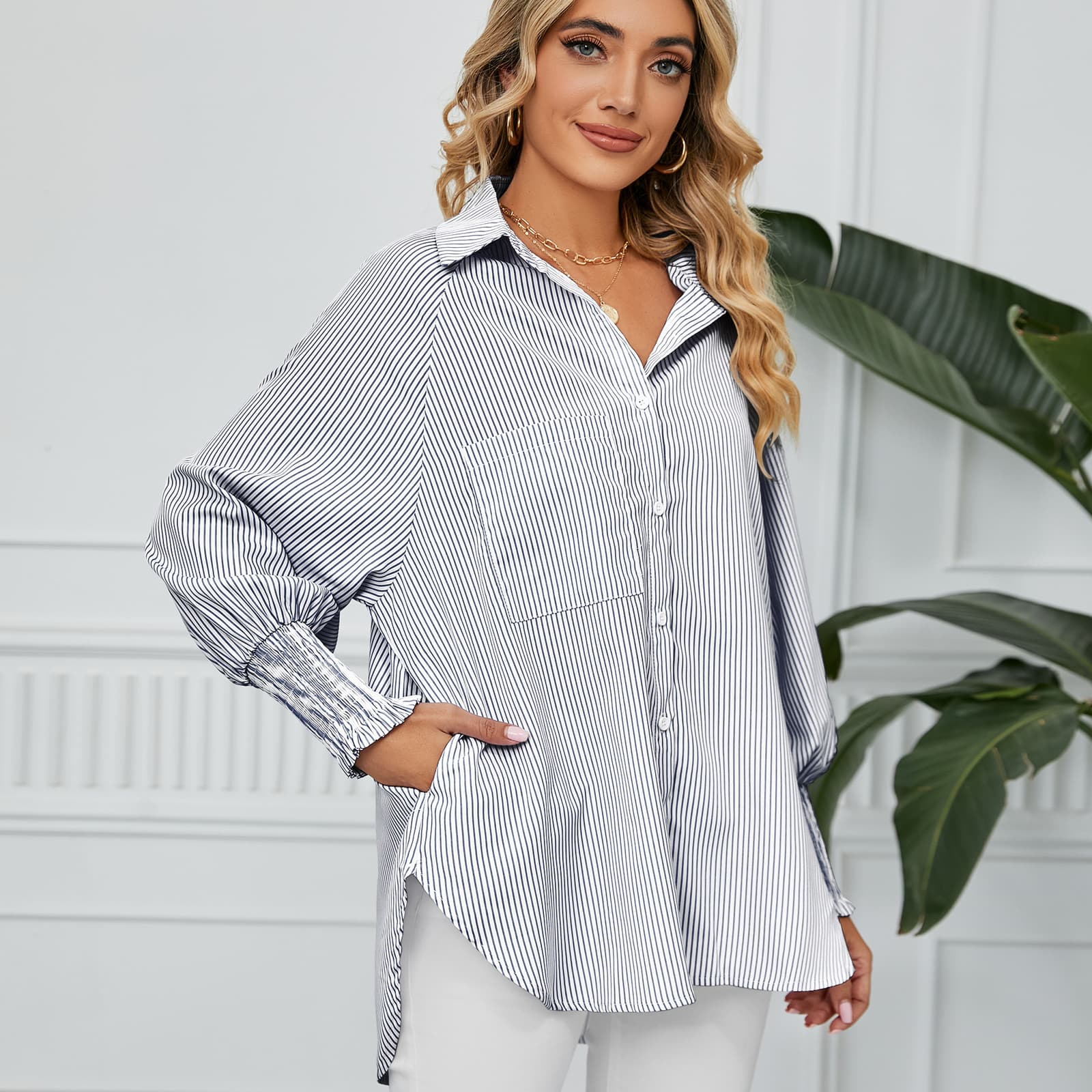 Blusa holgada a rayas con pliegues en puños