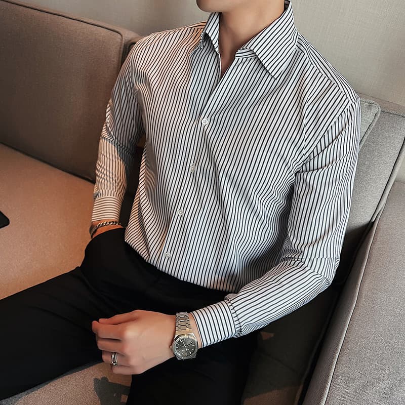 Camisa sin planchado con rayas y cuello V grande