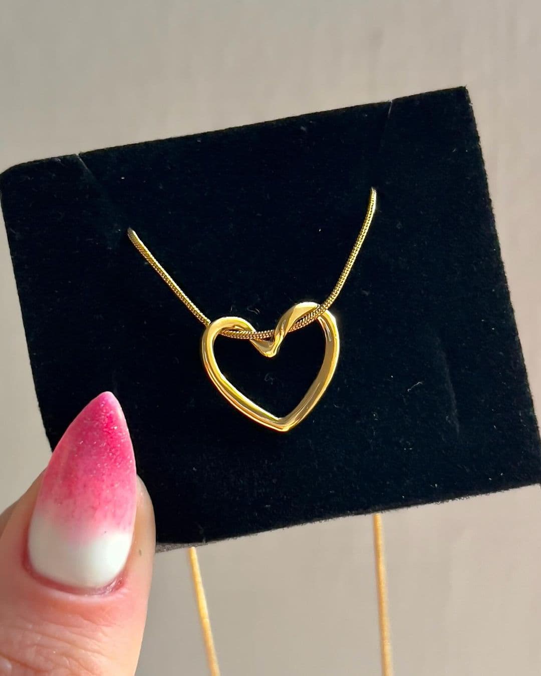 Collar de titanio con colgante de corazón calado