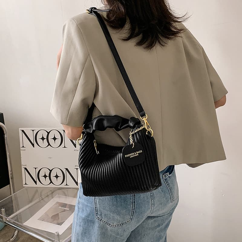 Bolso crossbody pequeño de piel PU con diseño plisado