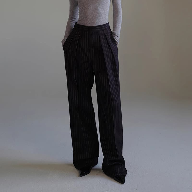 Pantalones de traje a rayas con estilo retro artístico