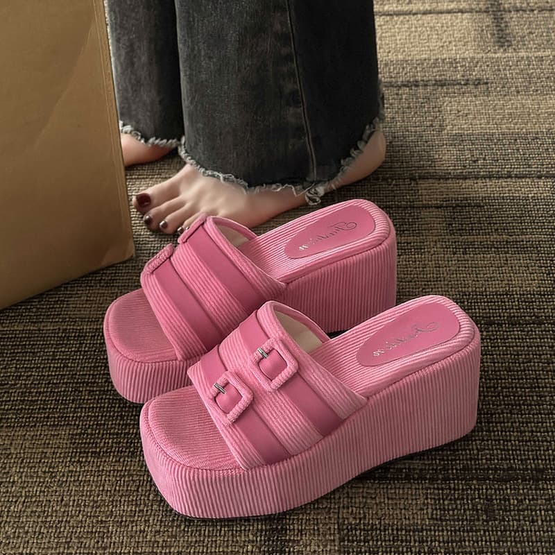 Sandalias de cuña simple y versátil