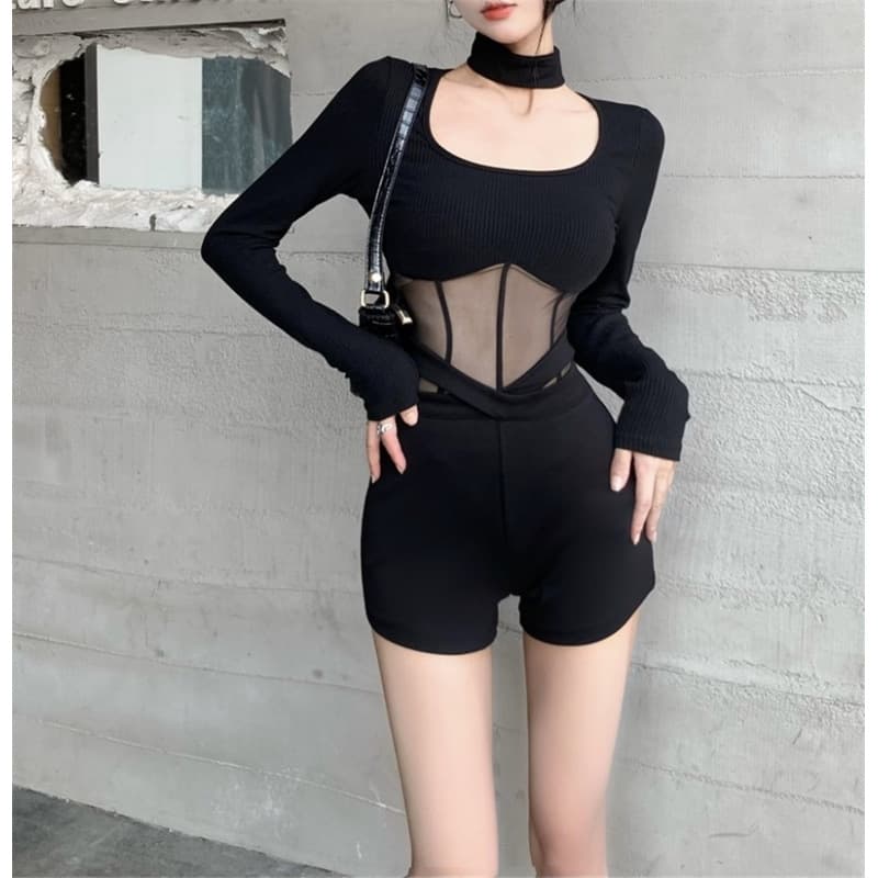 Blusa de malla ajustada con detalles de espinas y pañuelo desmontable