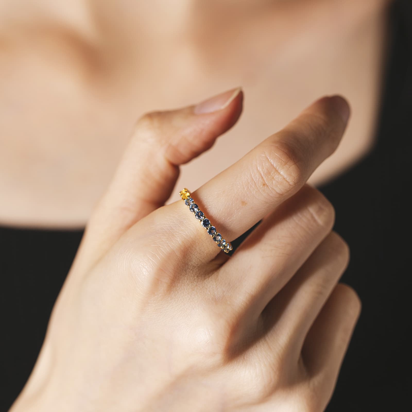 Anillo redondo elegante con diamantes de colores