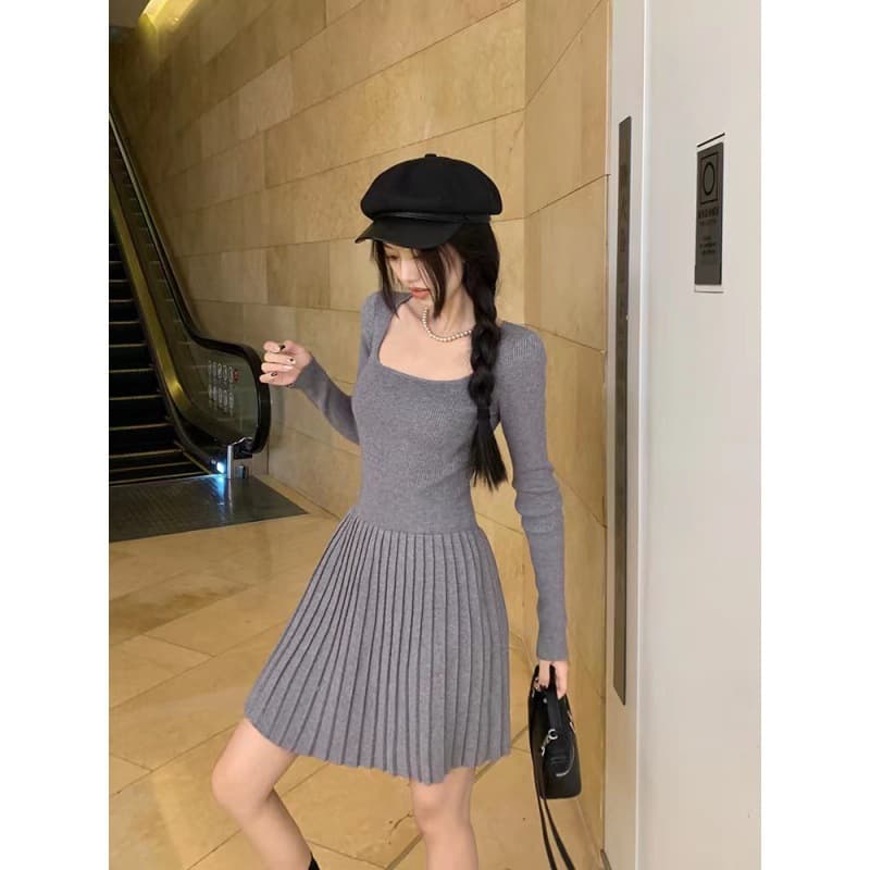 Vestido tejido minimalista con cuello cuadrado