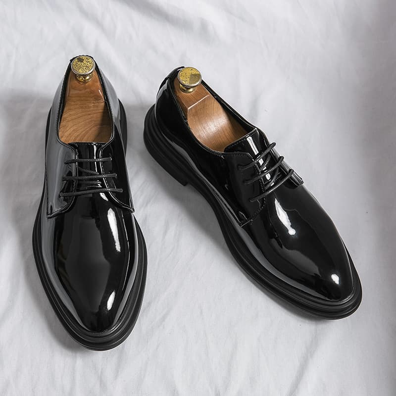 Zapatos de cuero británicos puntiagudos brillantes