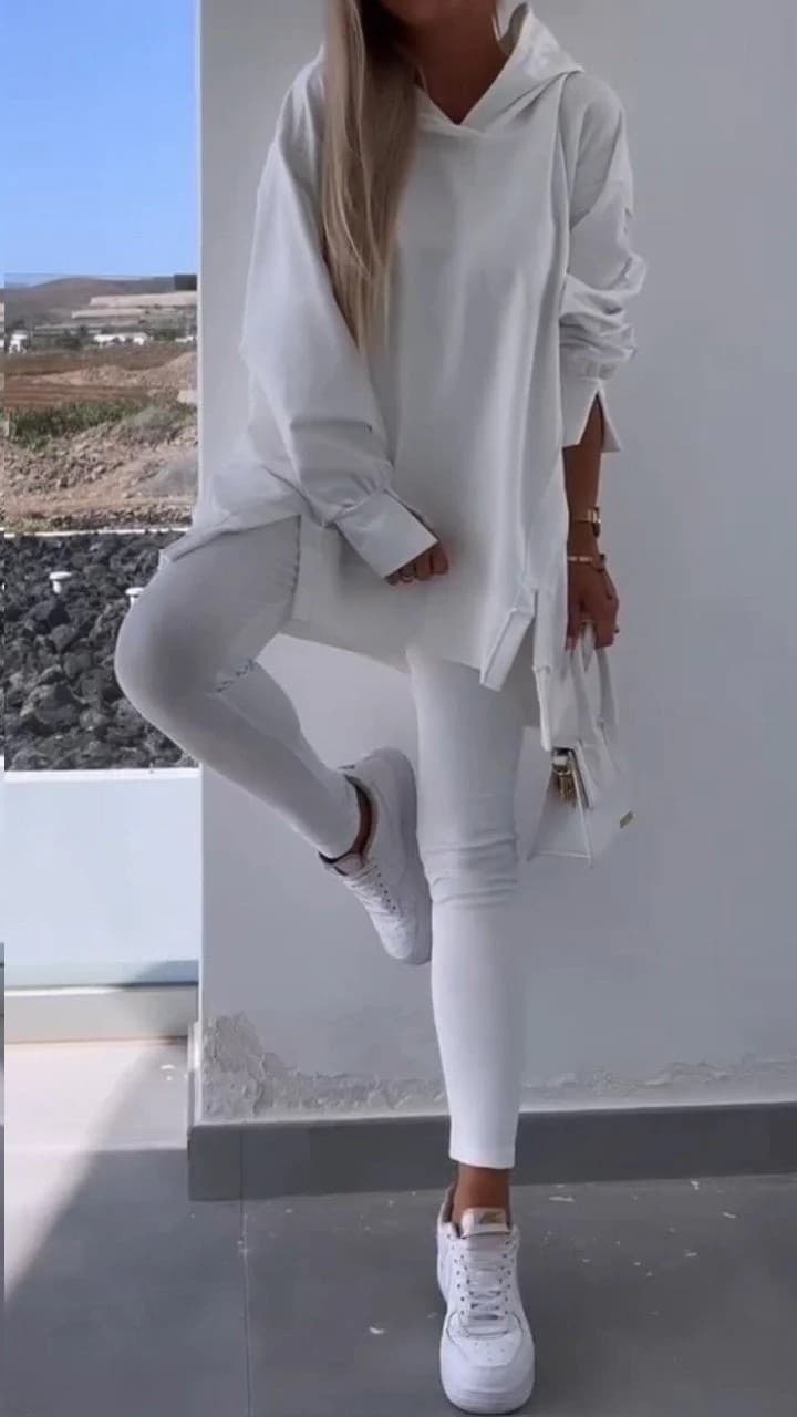 Conjunto deportivo de sudadera con capucha y leggins con abertura