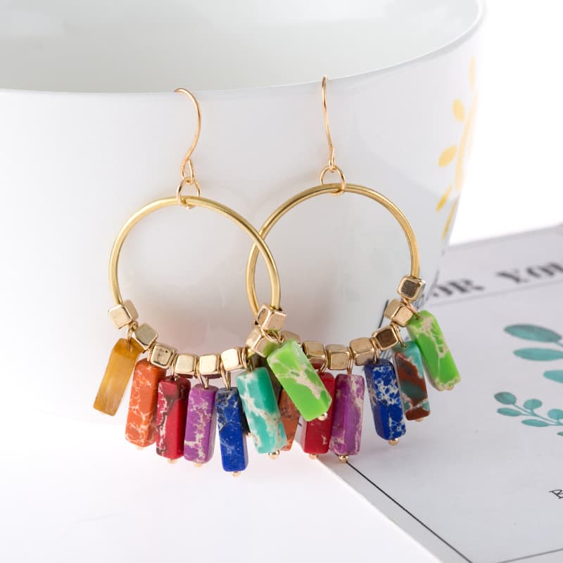 Aretes bohemios con turquesa sintética, diseño arcoíris