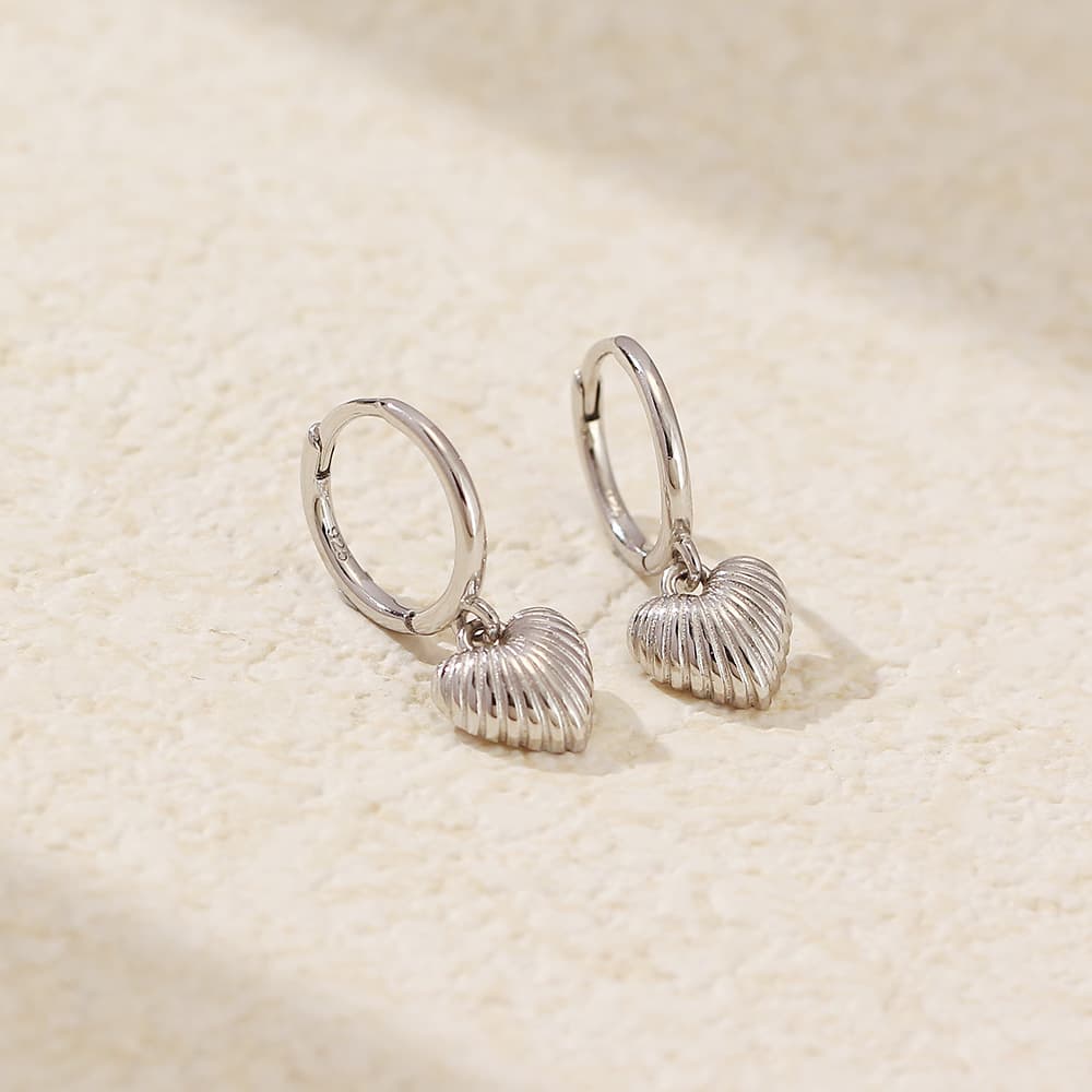 Aretes vintage en forma de corazón con patrón de concha