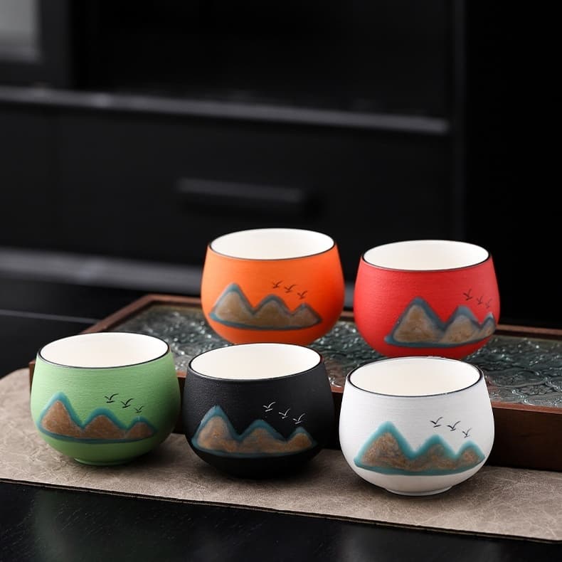 Taza de té cerámica con diseño cultural tradicional