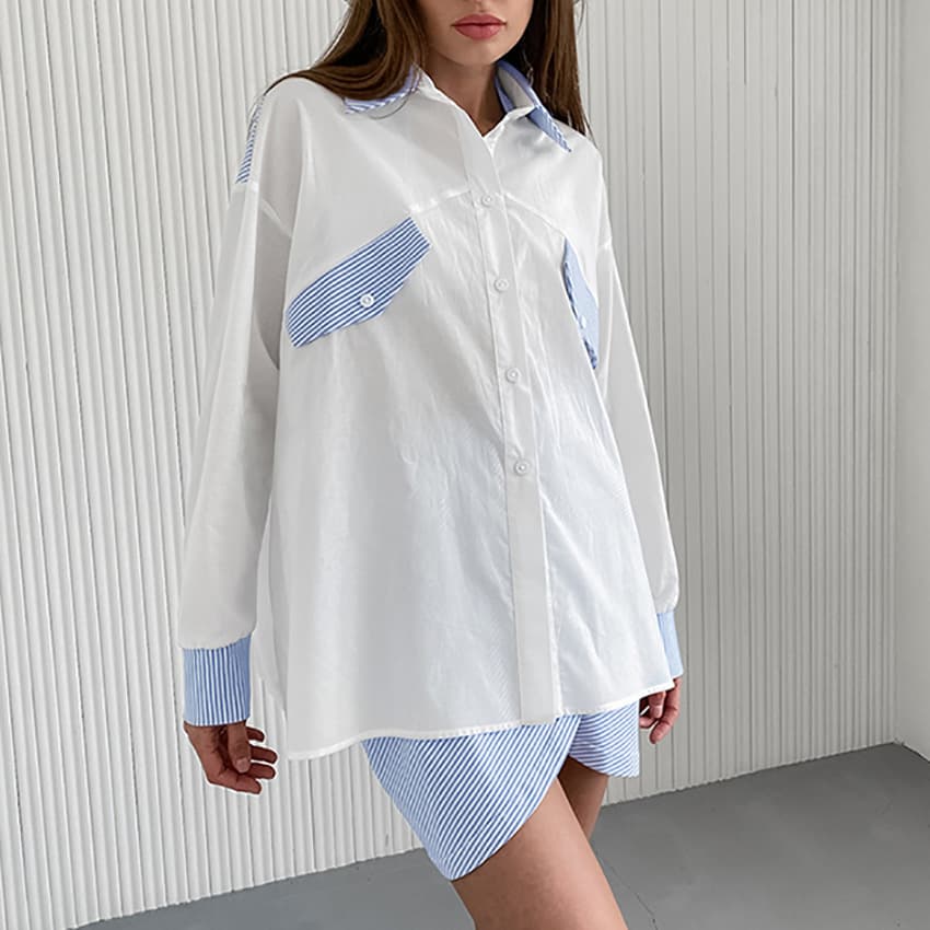 Blusa rayada azul y blanco con shorts, corte holgado