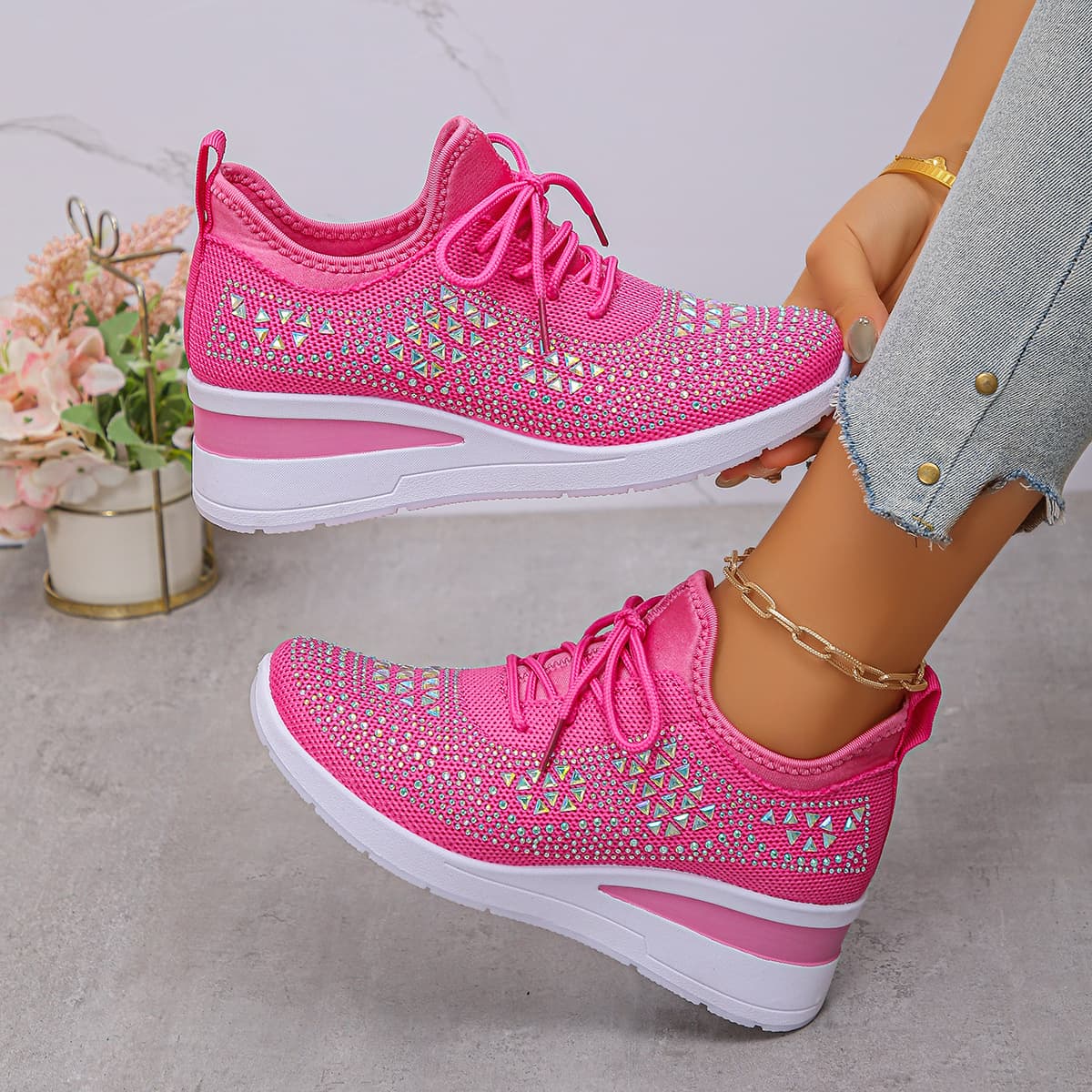 Zapatillas deportivas con pedrería y cuña
