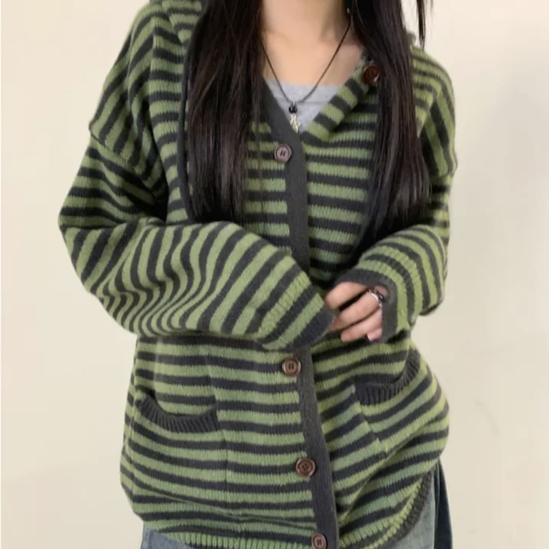 Cardigan tejido con capucha, abotonado simple y corte holgado