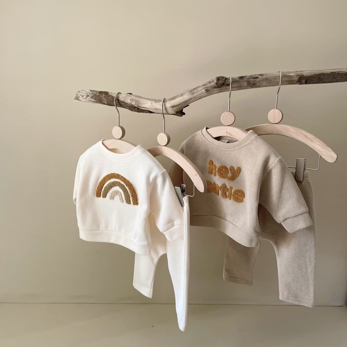 Conjunto bebé con bordado de letras, sudadera y pantalones