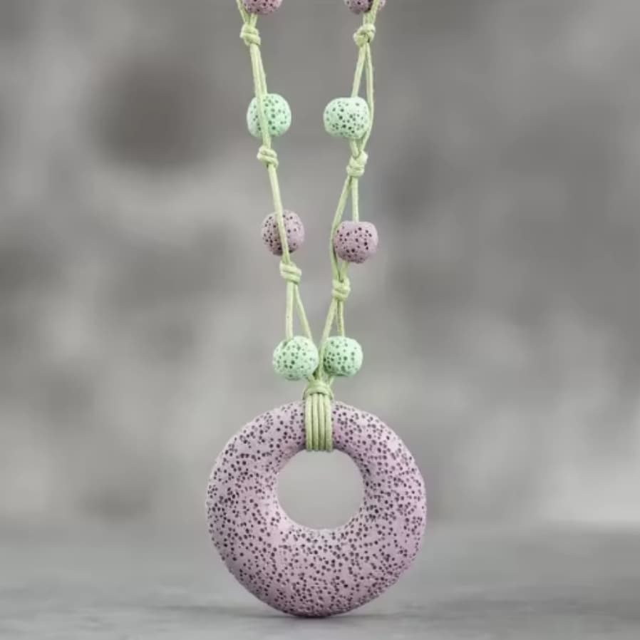 Collar de algodón y madera con detalles en aleación