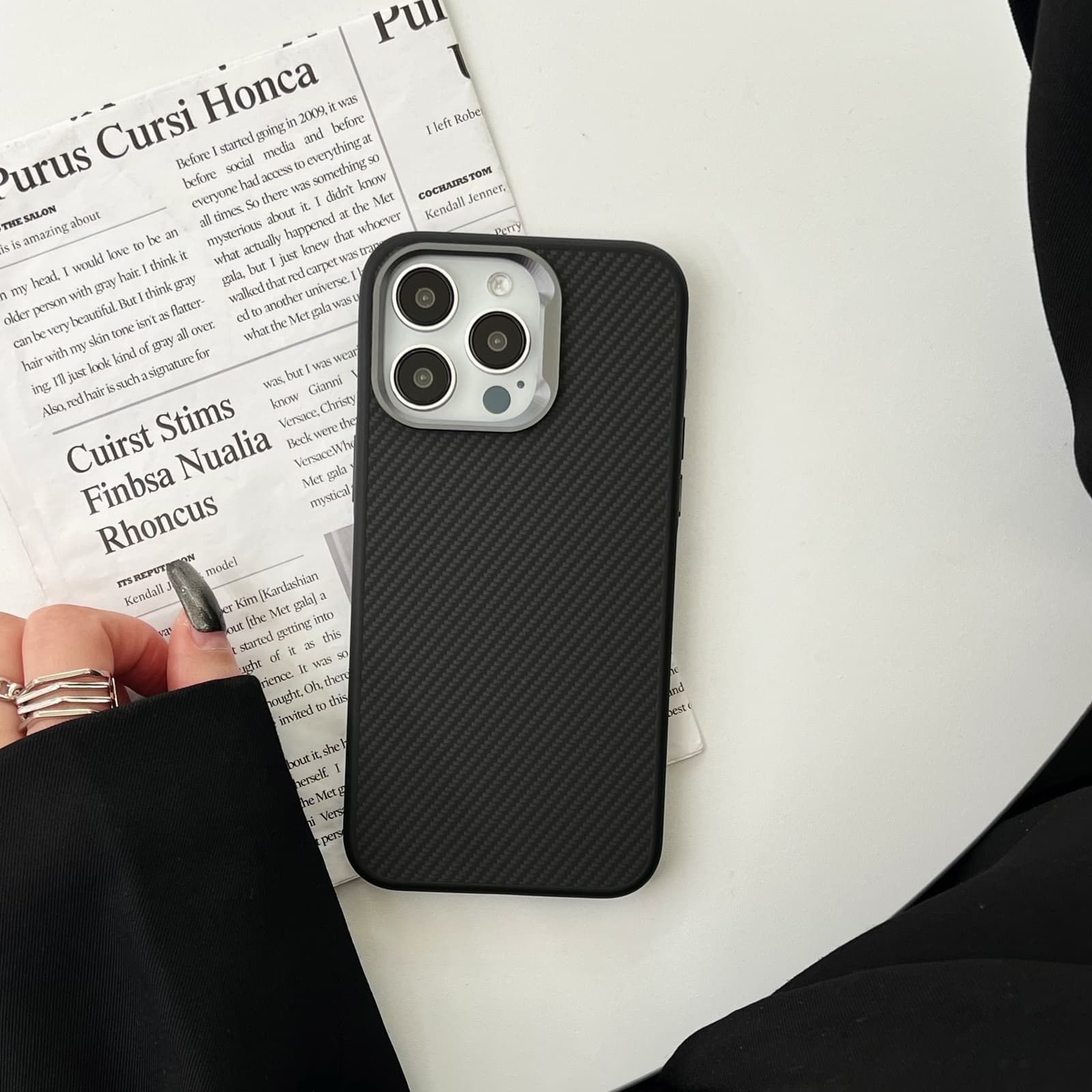 Funda con textura carbono y soporte magnético para iPhone