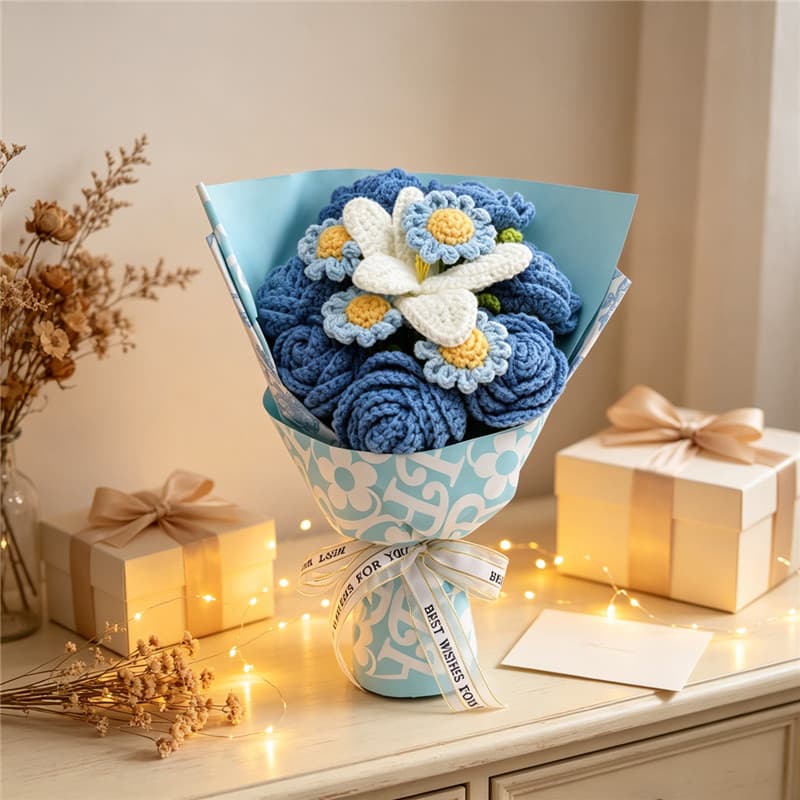Ramo de flores tejidas a mano con rosas azules y lirios blancos