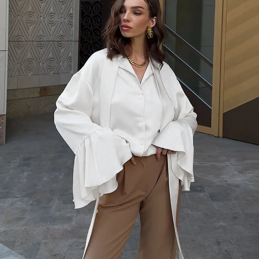 Blusa satinada con cuello anudado y mangas acampanadas