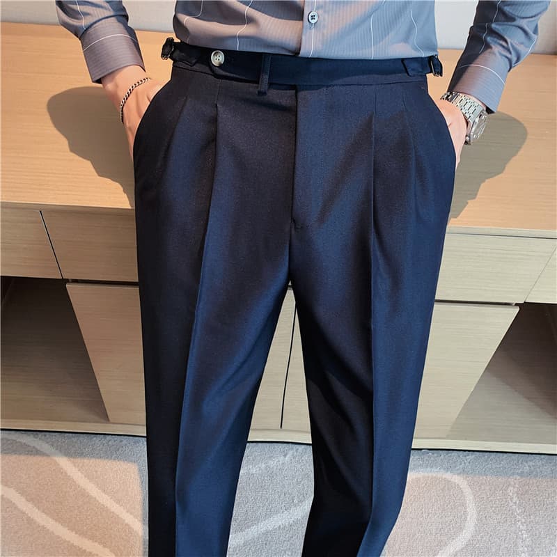 Pantalones casuales con cinturón decorativo drapeado