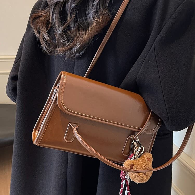 Bolso de hombro PU con colgante decorativo