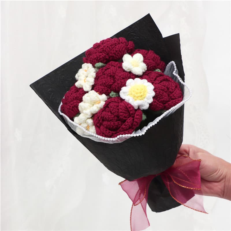 Ramo de flores tejidas a mano con rosas burdeo y margaritas