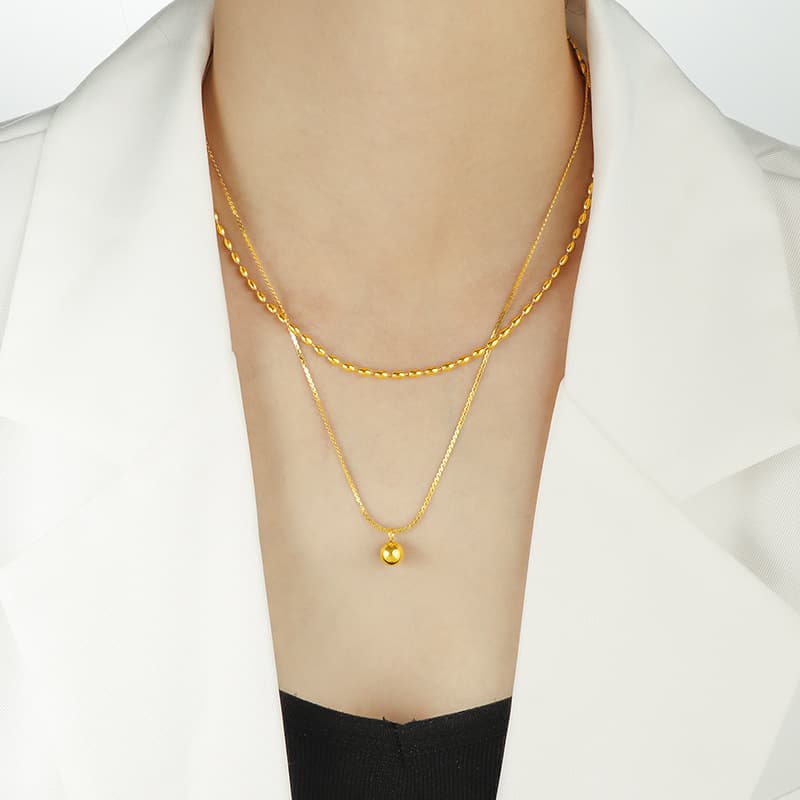 Collar de titanio de doble capa con esferas