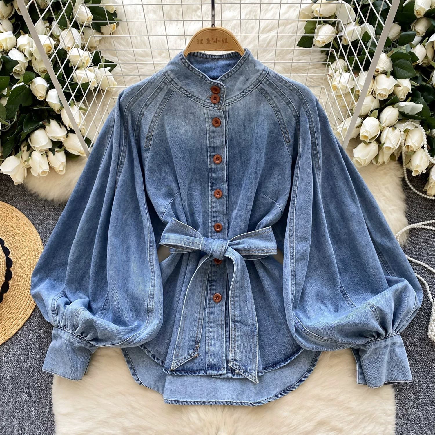 Top denim retro con cordones y cuello de pie