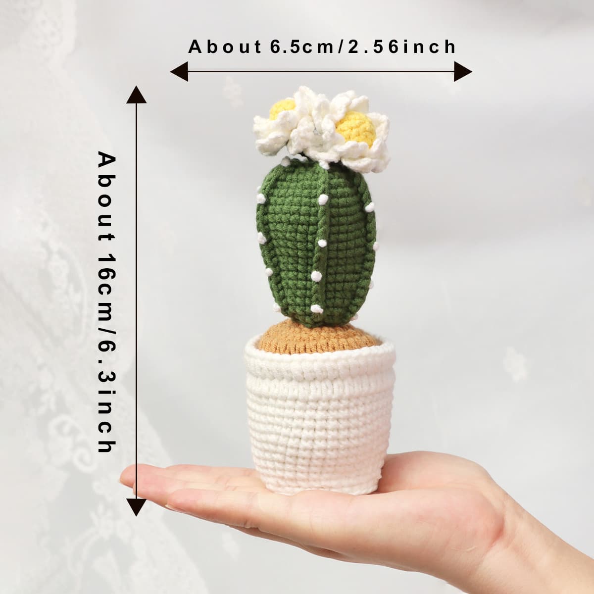 Maceta de cactus con flores tejidas a mano