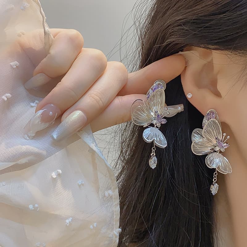 Aretes de mariposa dorada medianos y dulces