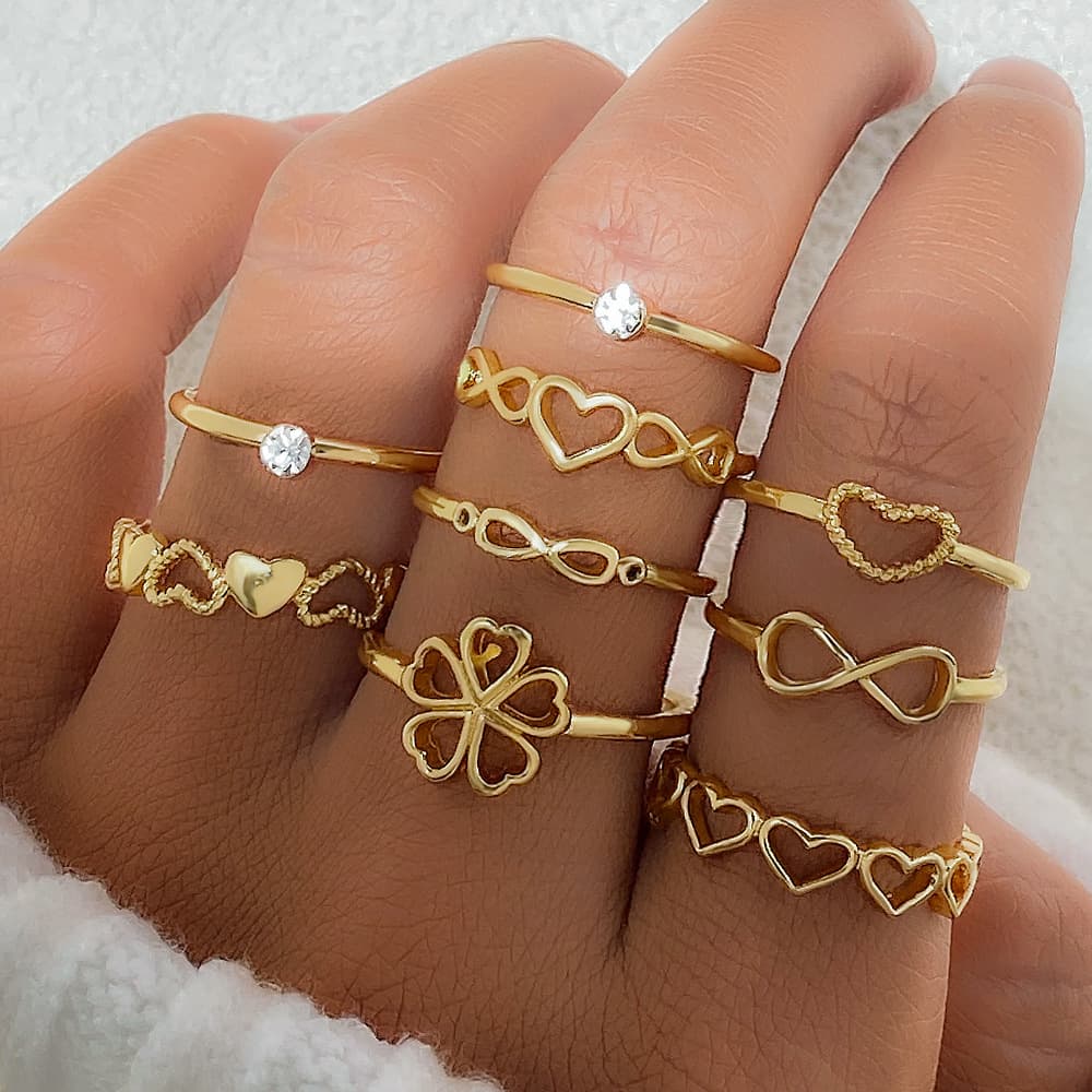 Juego de 9 anillos dorados con corazones y mariposas