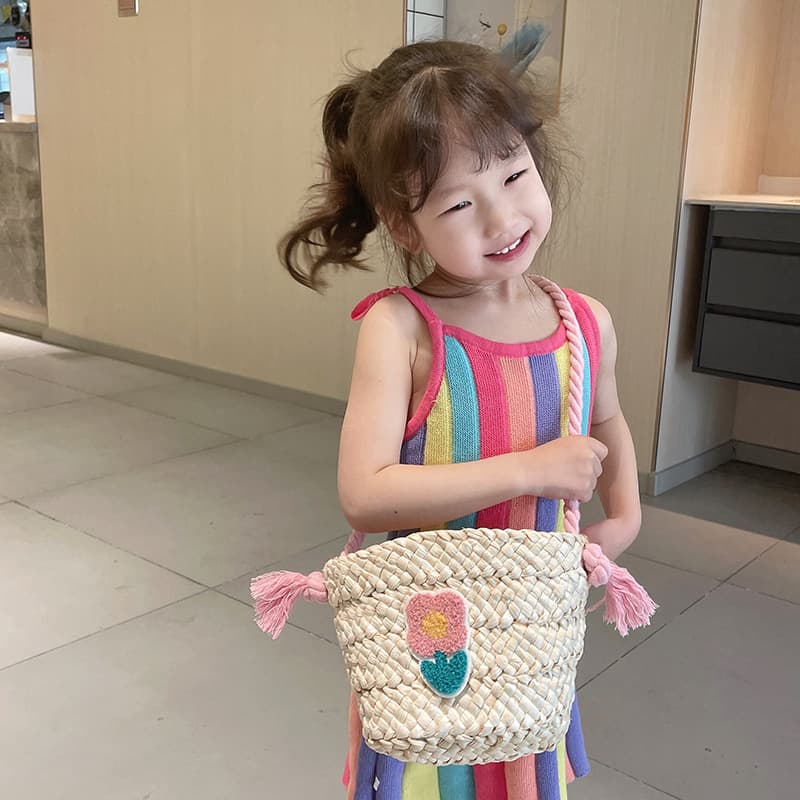 Bolsa mensajera infantil de paja tejida artesanal