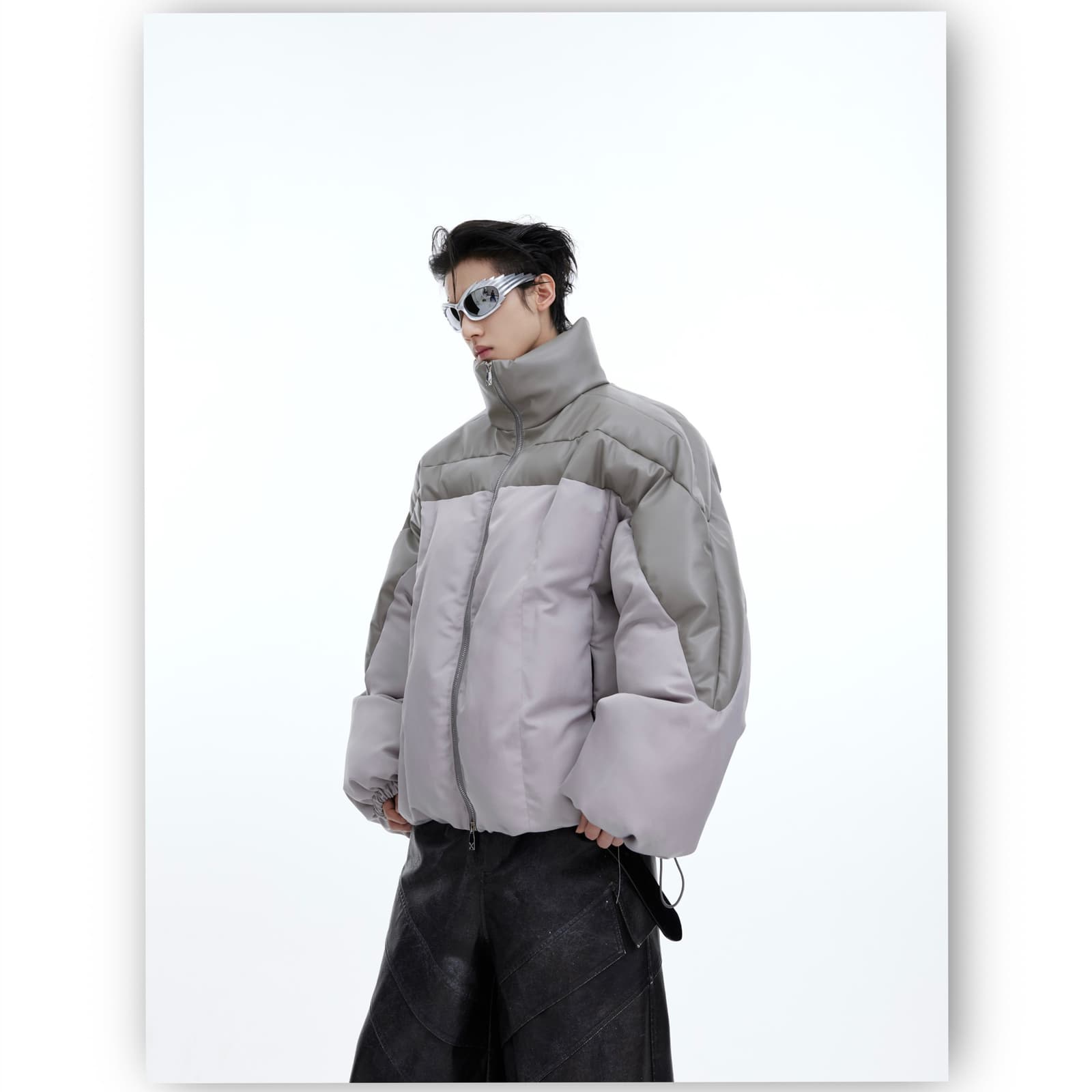 Chaqueta con empalmes 3D y diseño de múltiples materiales