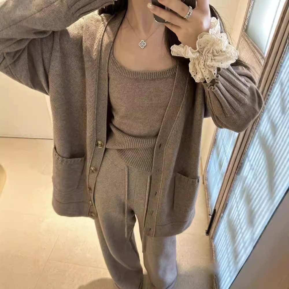Conjunto de tres piezas tejidas: chaleco, abrigo y pantalones
