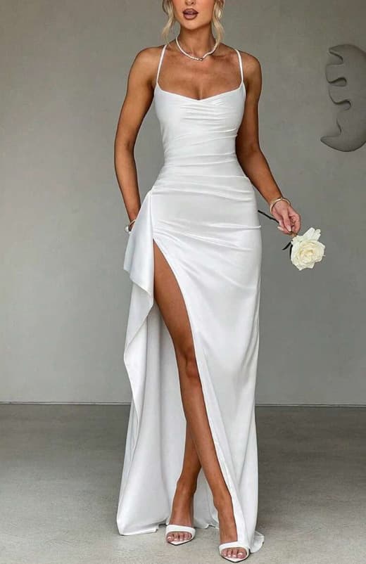 Vestido largo con tirantes y abertura