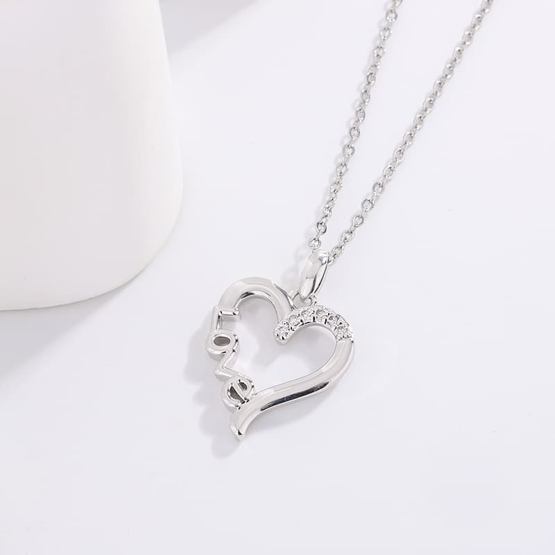 Collar con colgante LOVE de corazón de acero de titanio