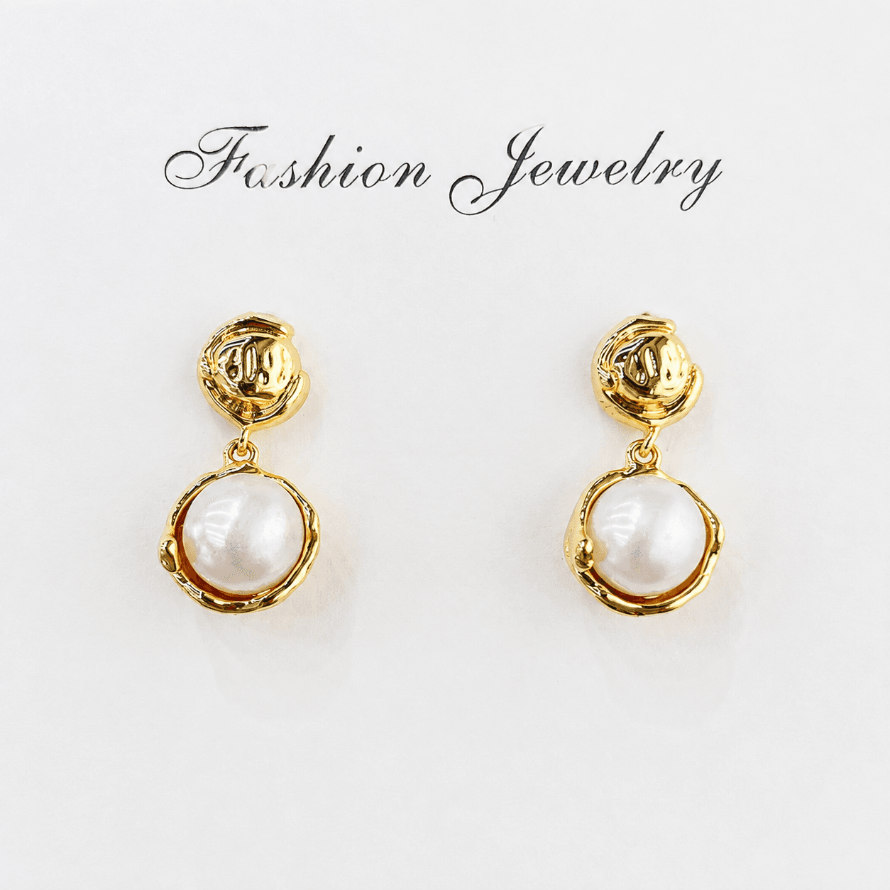Aretes de perla vintage con marco texturizado