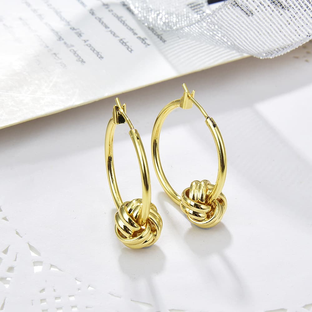 Aretes de bola con acabado chapado para mujer