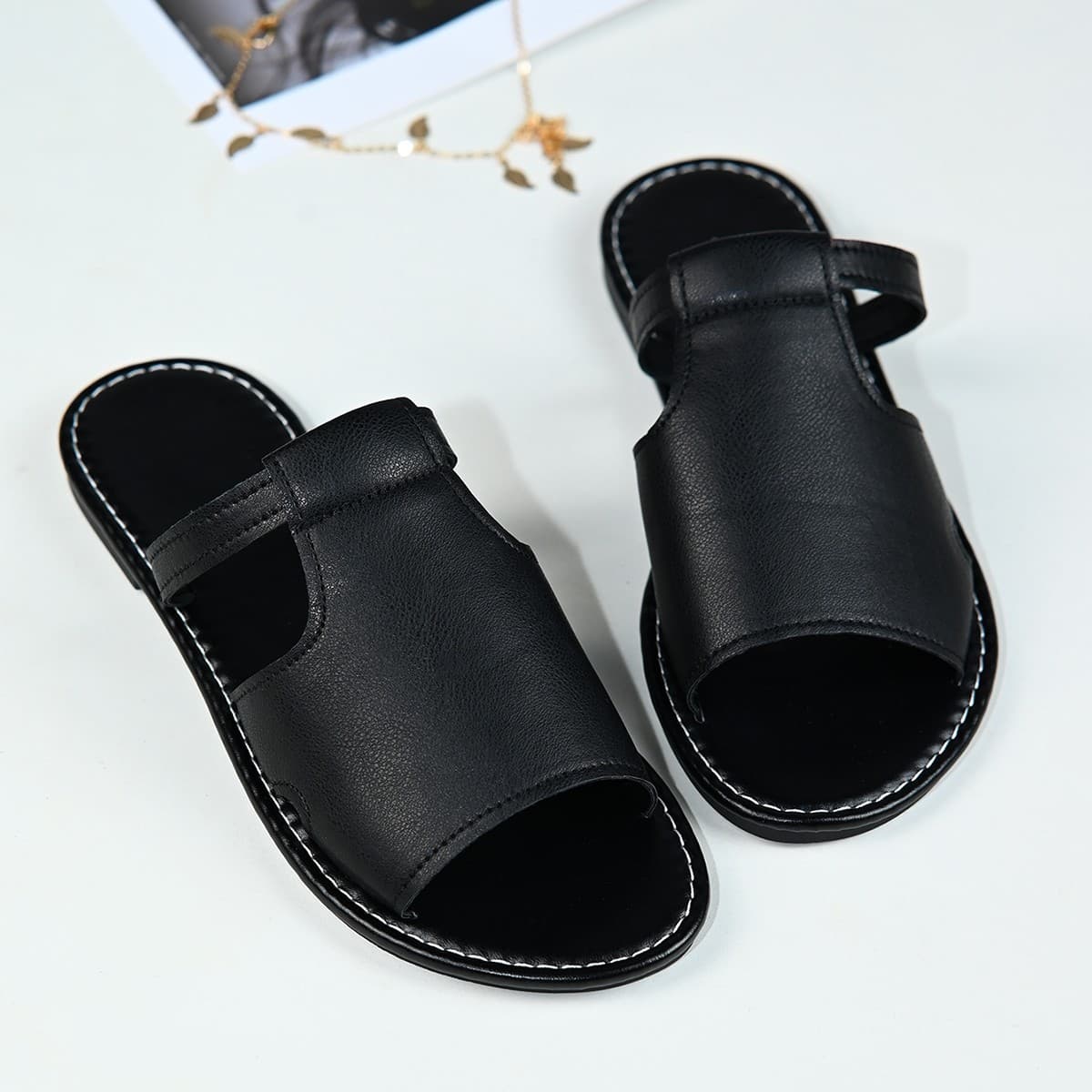 Sandalias planas de PU con detalles calados