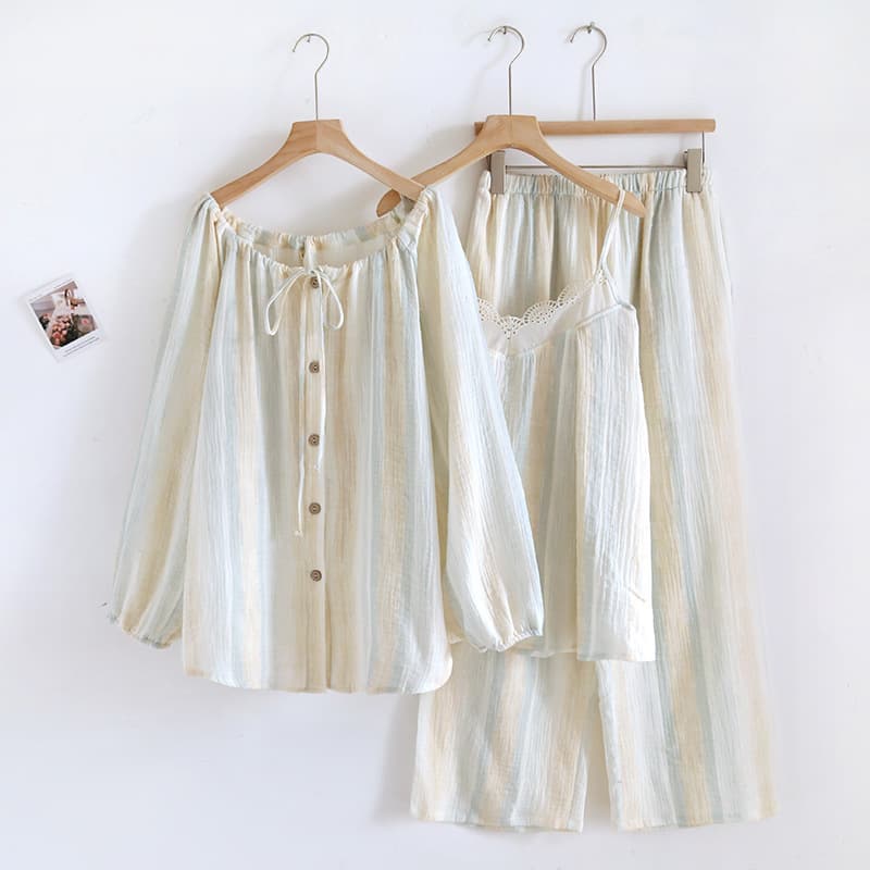 Pijama de tres piezas de algodón con bata y encaje