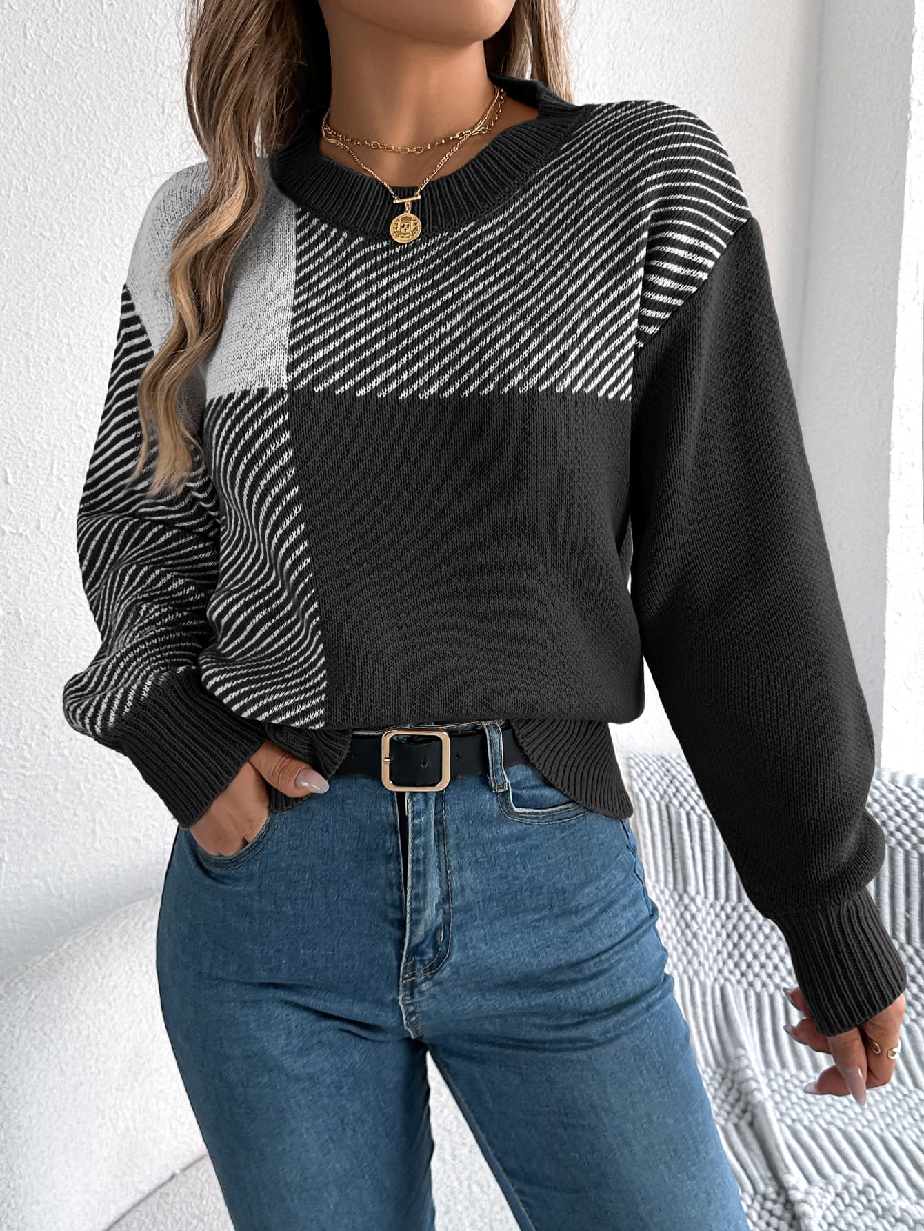 Suéter pullover de mujer con bloques de color y cuadros
