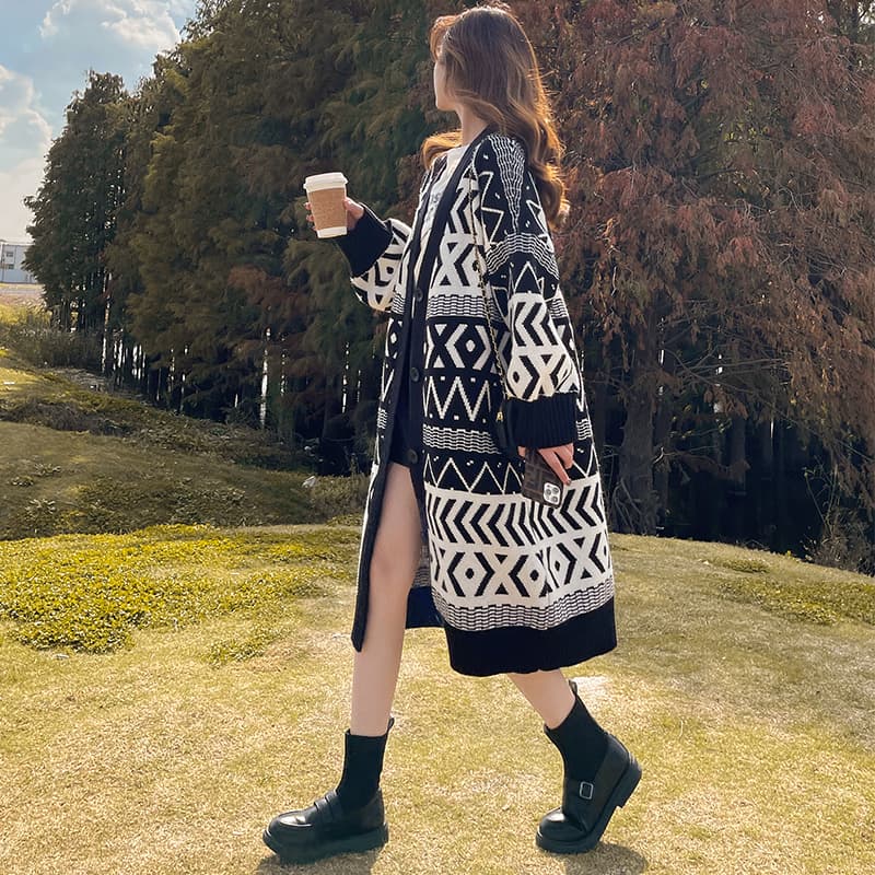 Cardigan geometry over knee en negro con mangas abullonadas