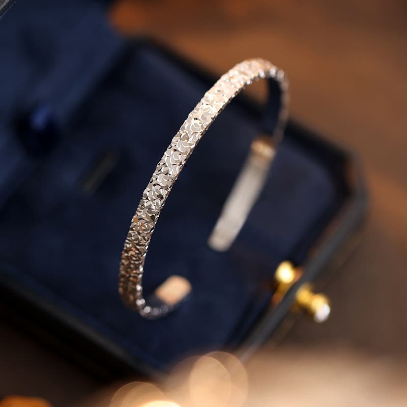 Pulsera de plata con diseño abierto