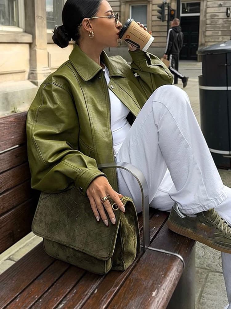 Chaqueta de cuero verde con cuello vuelto, estilo moderno