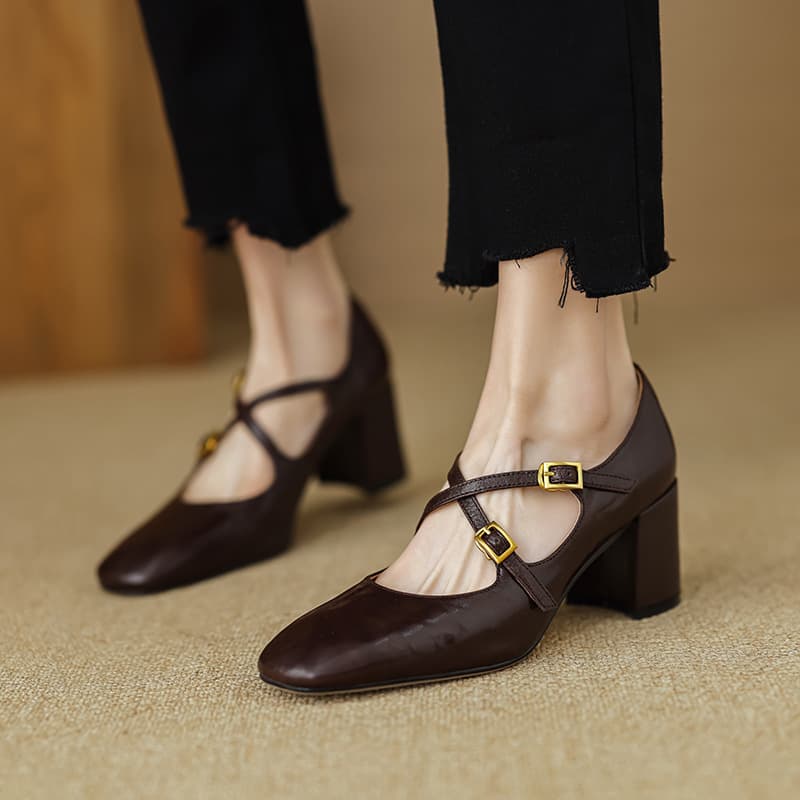 Zapato de tacón alto con correa cruzada y punta cuadrada