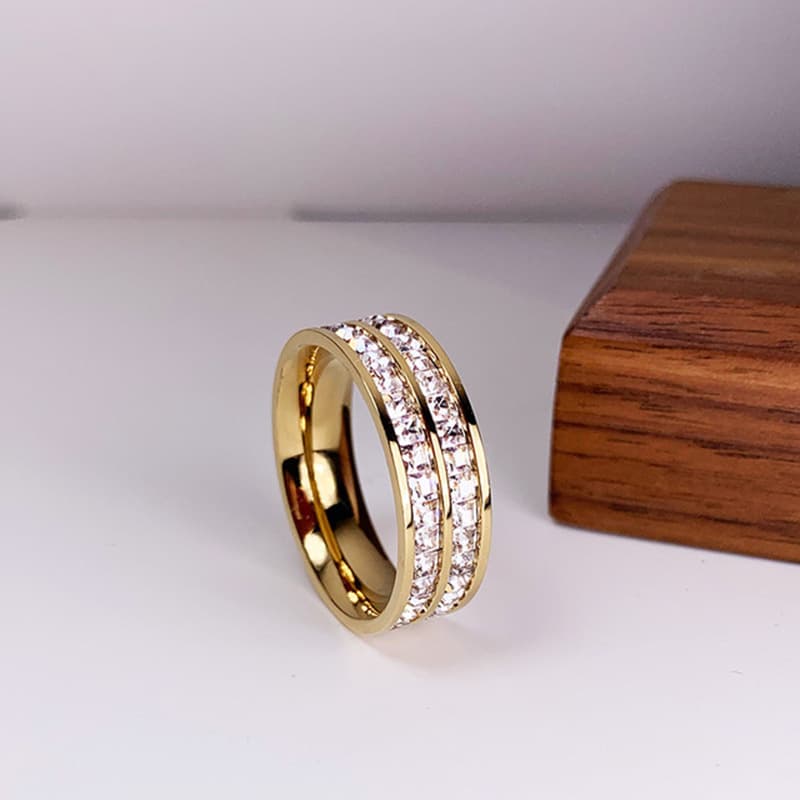 Anillo de acero de titanio con diamantes para pareja