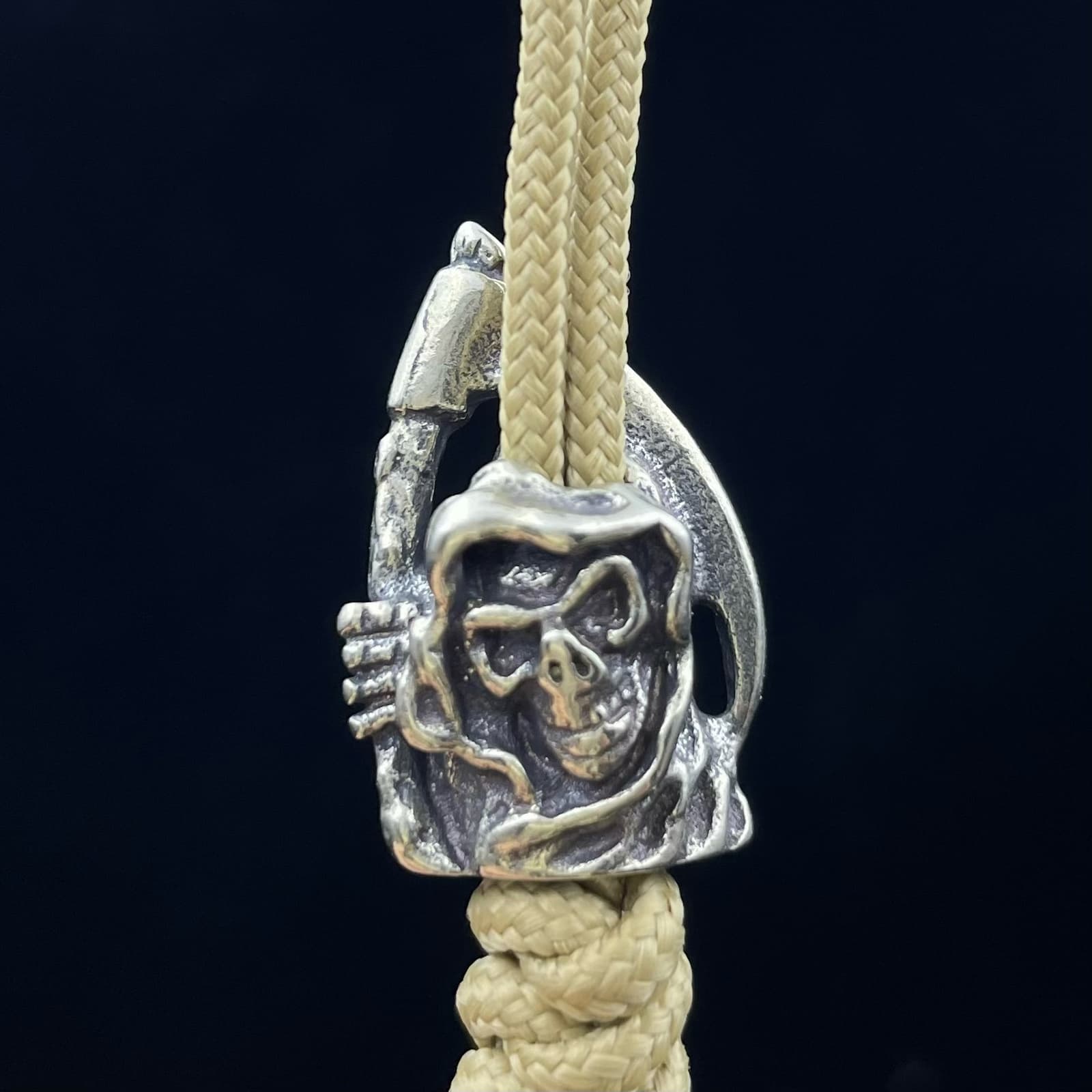 Dije de cordón paracaidista latón diseño hoz