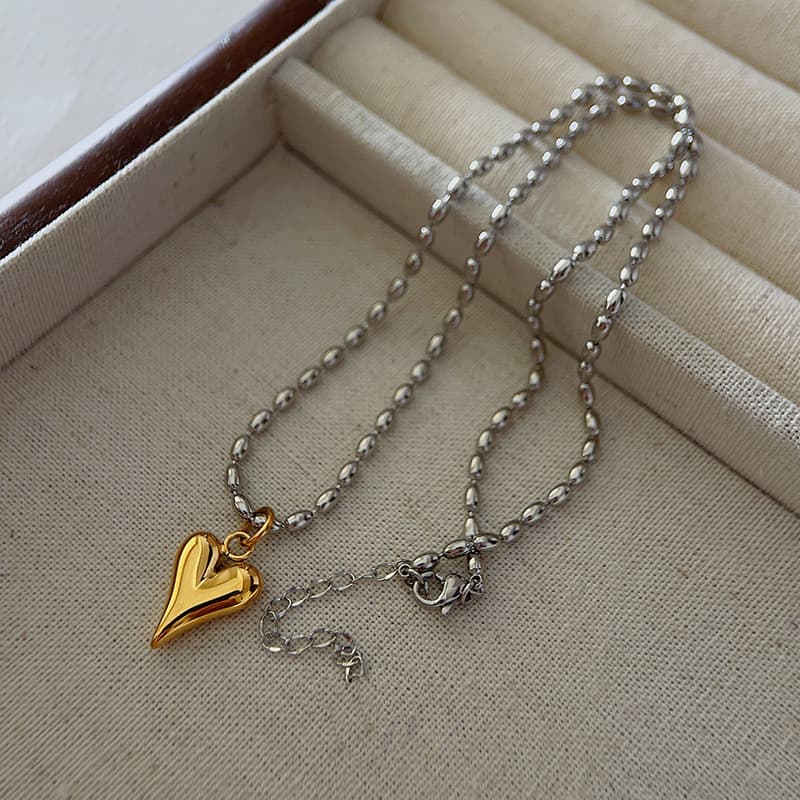 Collar de acero titanio con cuentas de corazón bicolor