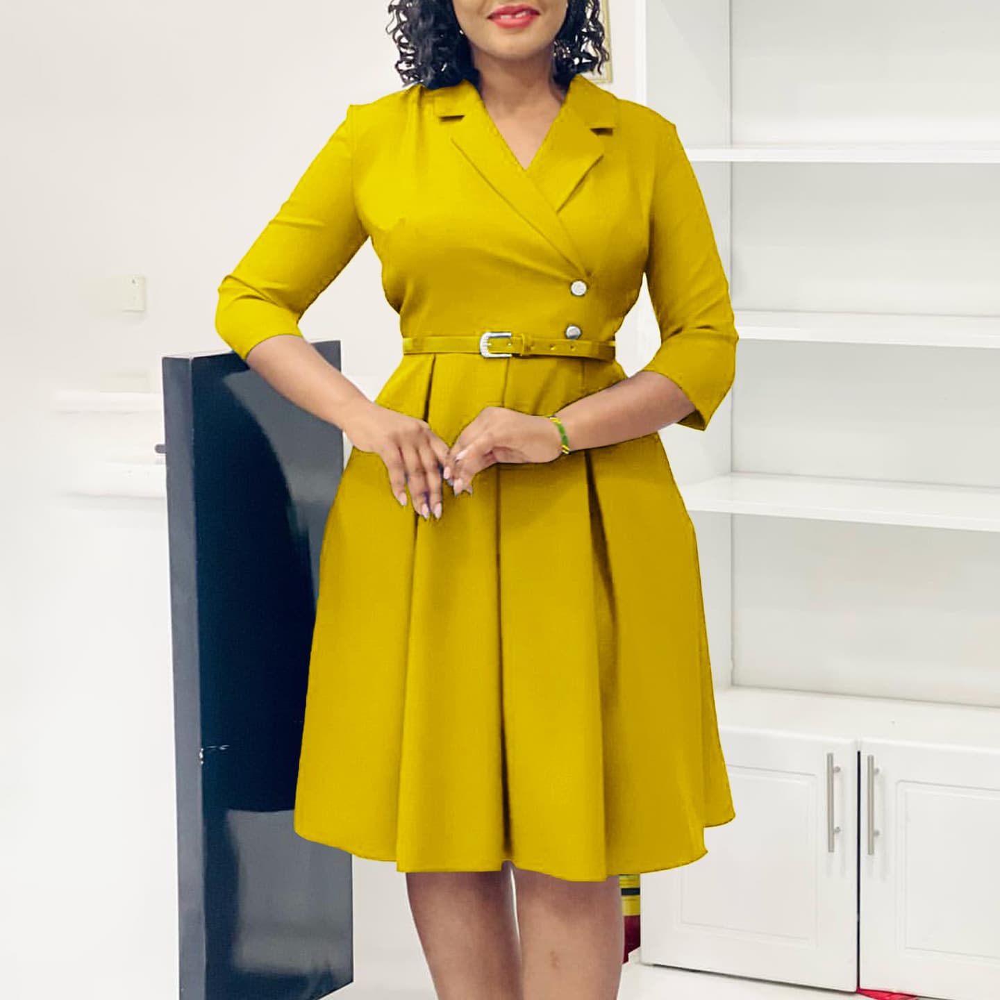 Vestido cintura alta con cuello de traje