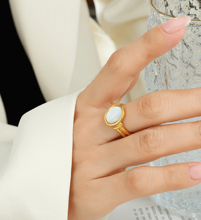 Anillo elegante con diseño de concha dorada